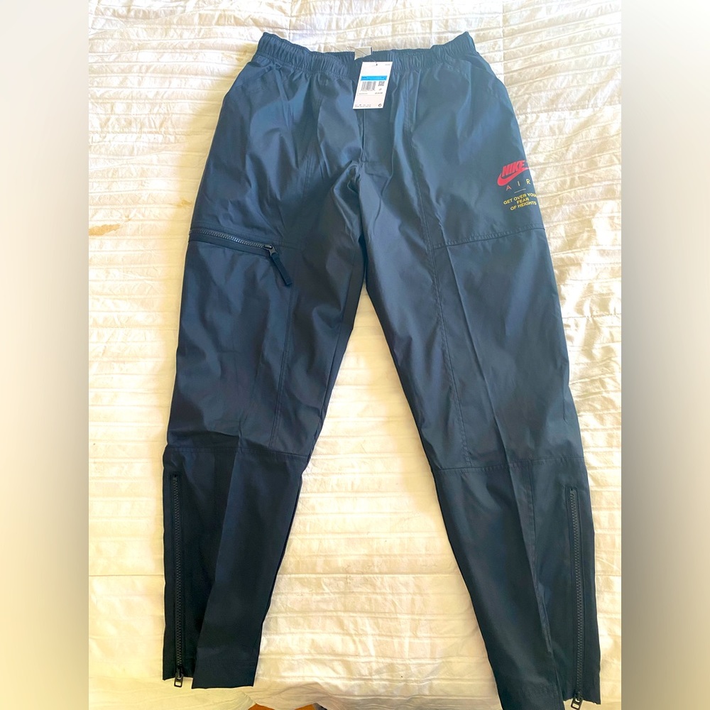 Nike Air Woven Pants black/mystic red Great for layering this winter!